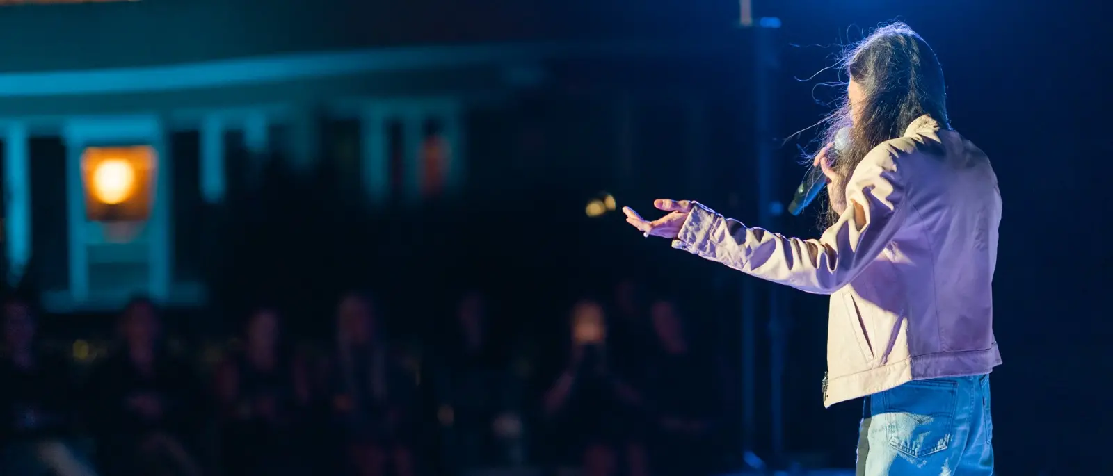 L'INTERVISTA | «Per credere ancora nei miracoli»: l'abbraccio del pubblico a Gerardina Trovato che torna live nella magia dello Stretto - VIDEO e FOTO