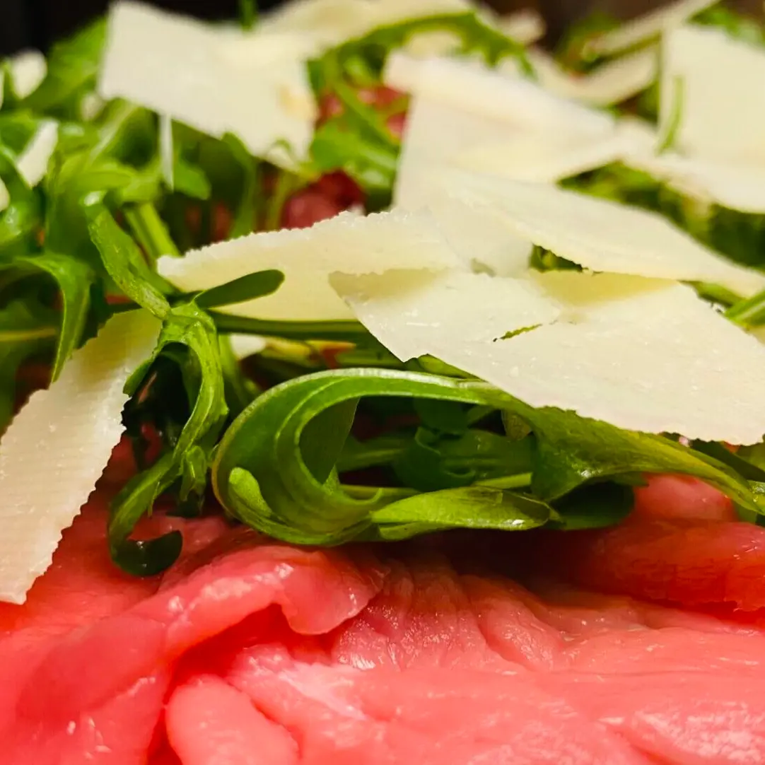 LA RICETTA DEL GIORNO | Carpaccio di manzo con rucola e grana