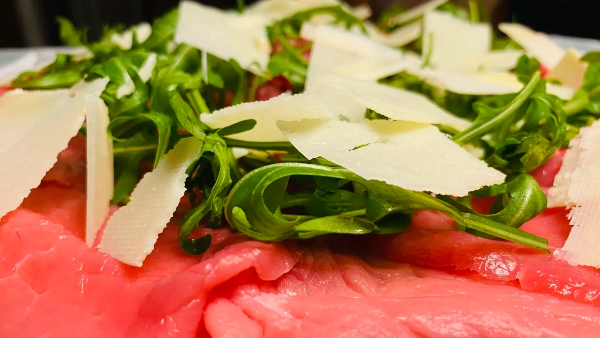 LA RICETTA DEL GIORNO | Carpaccio di manzo con rucola e grana