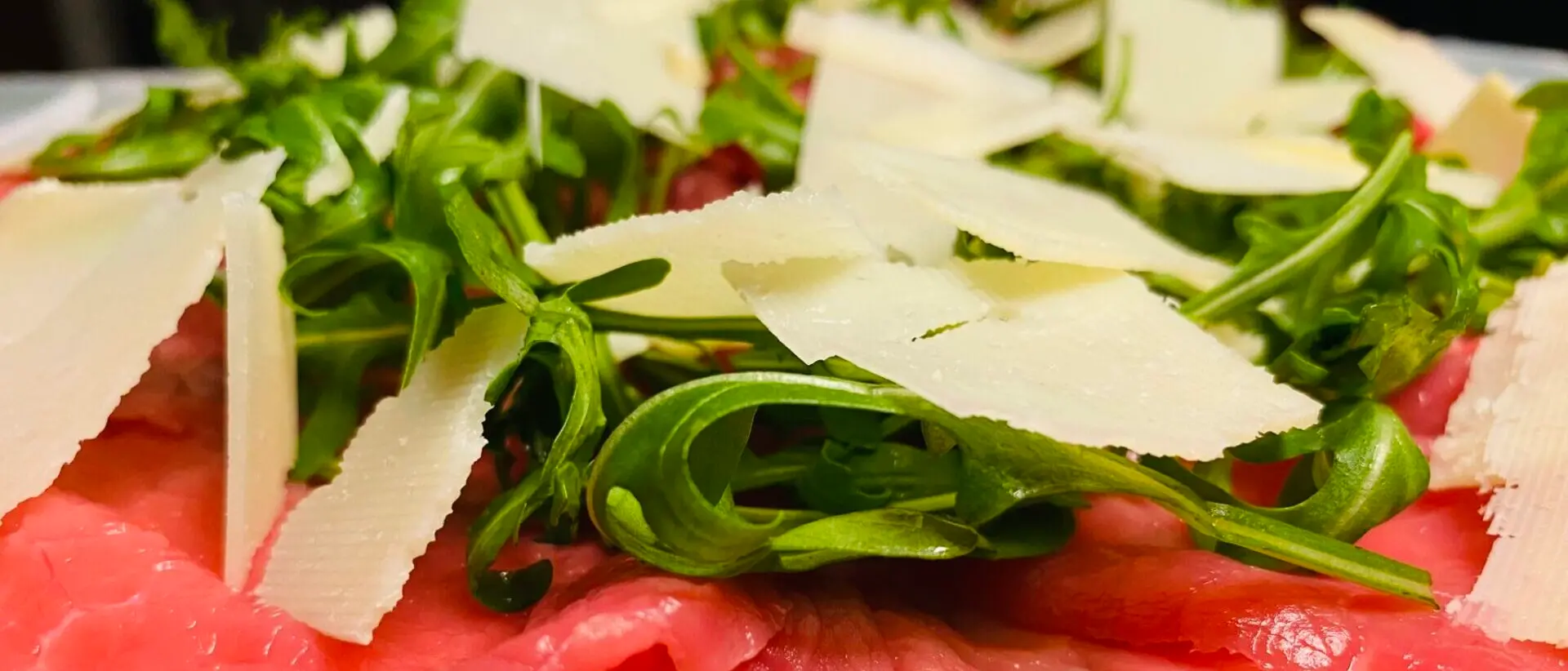 LA RICETTA DEL GIORNO | Carpaccio di manzo con rucola e grana