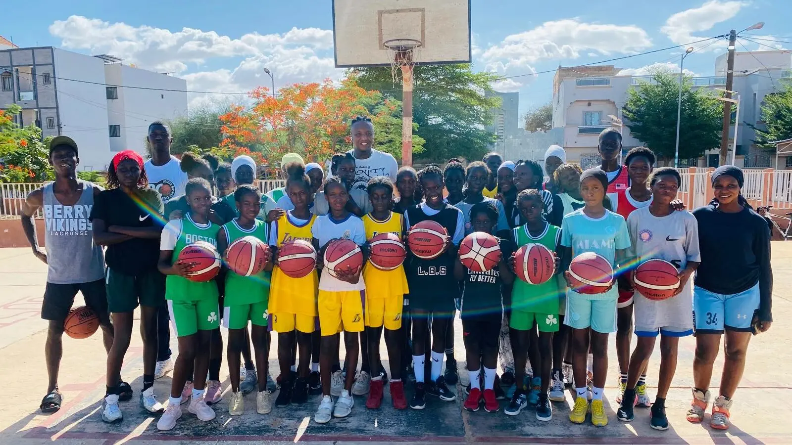 Viola Basket, dieci palloni per i bambini di Louga: il Supporters Trust firma un assist solidale in Senegal