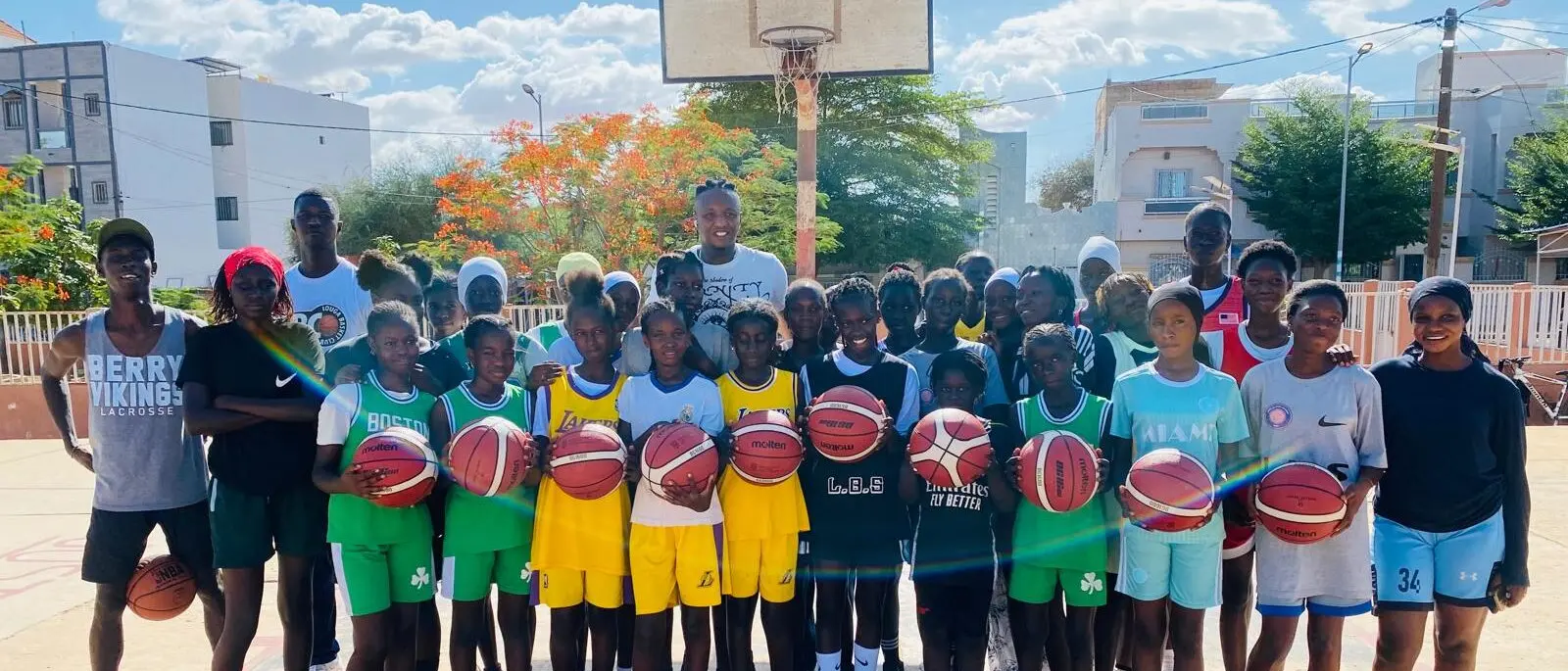 Viola Basket, dieci palloni per i bambini di Louga: il Supporters Trust firma un assist solidale in Senegal