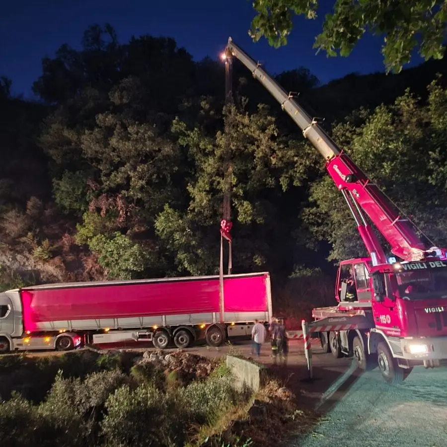 Grotteria, camion finisce fuori strada: Vigili del Fuoco al lavoro per ore per il recupero