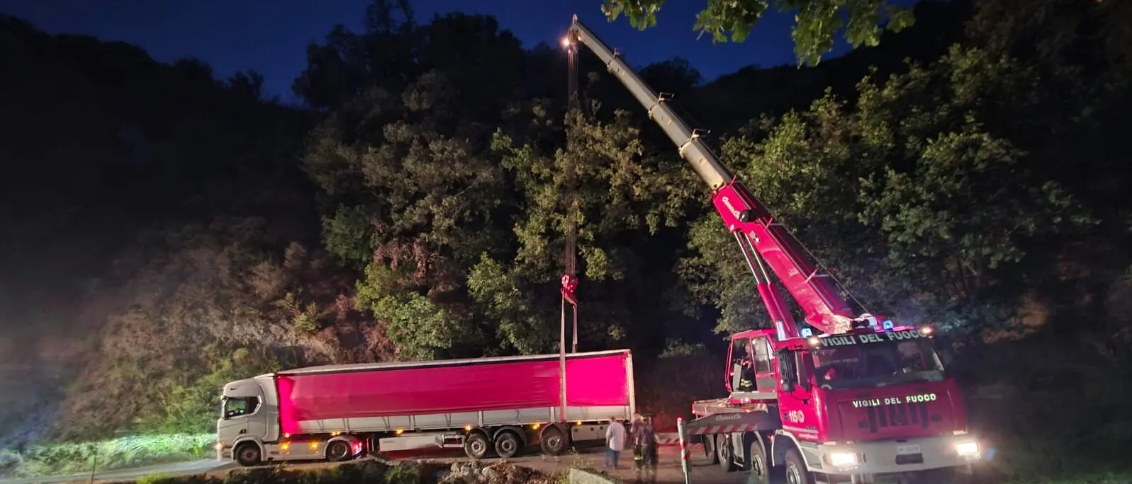 Grotteria, camion finisce fuori strada: Vigili del Fuoco al lavoro per ore per il recupero