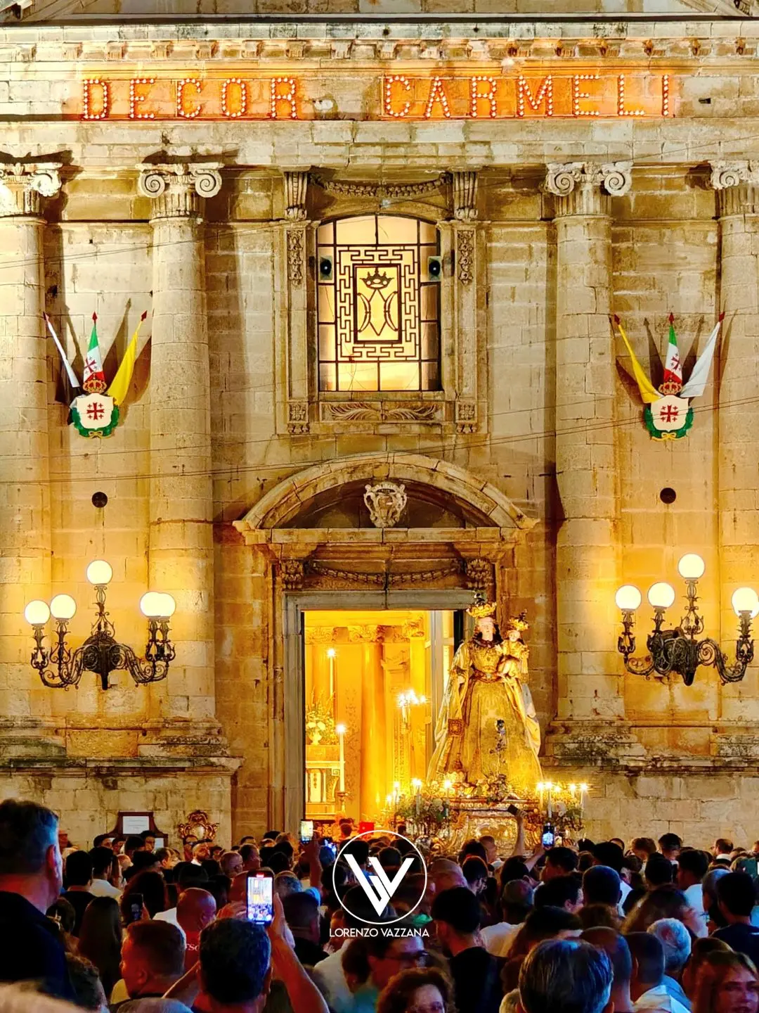 LA FOTO DEL GIORNO | Fede in cammino: la Madonna del Carmine tra la sua gente