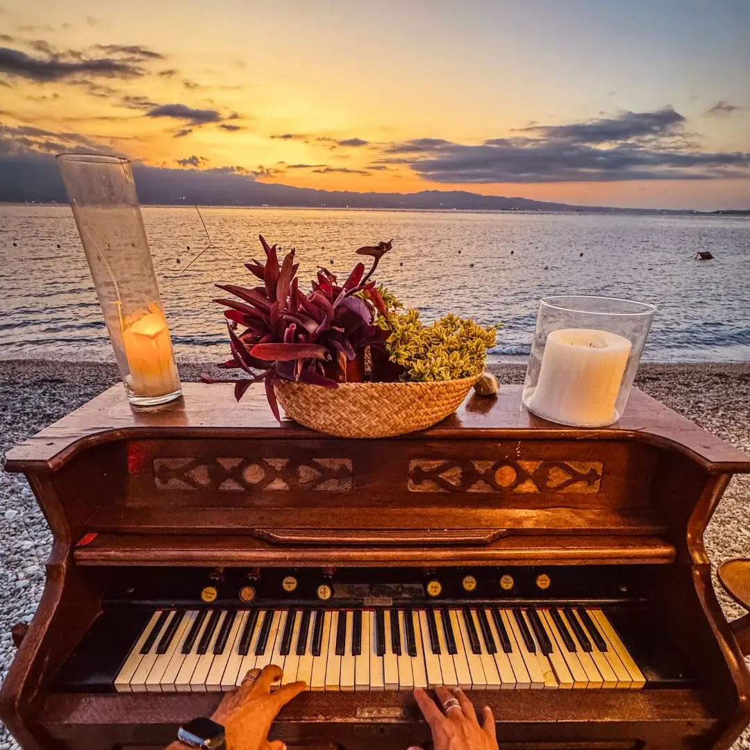 LA FOTO DEL GIORNO | Note al tramonto, memoria tra le dita