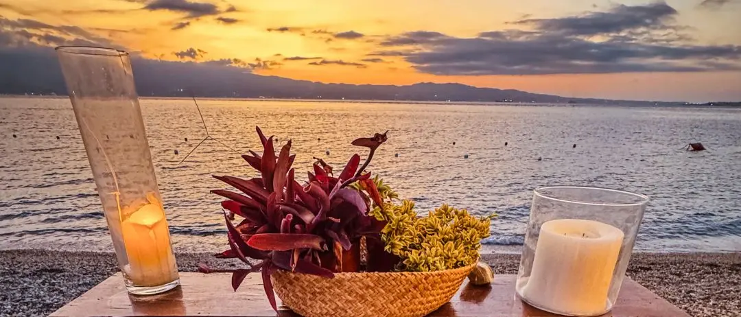 LA FOTO DEL GIORNO | Note al tramonto, memoria tra le dita