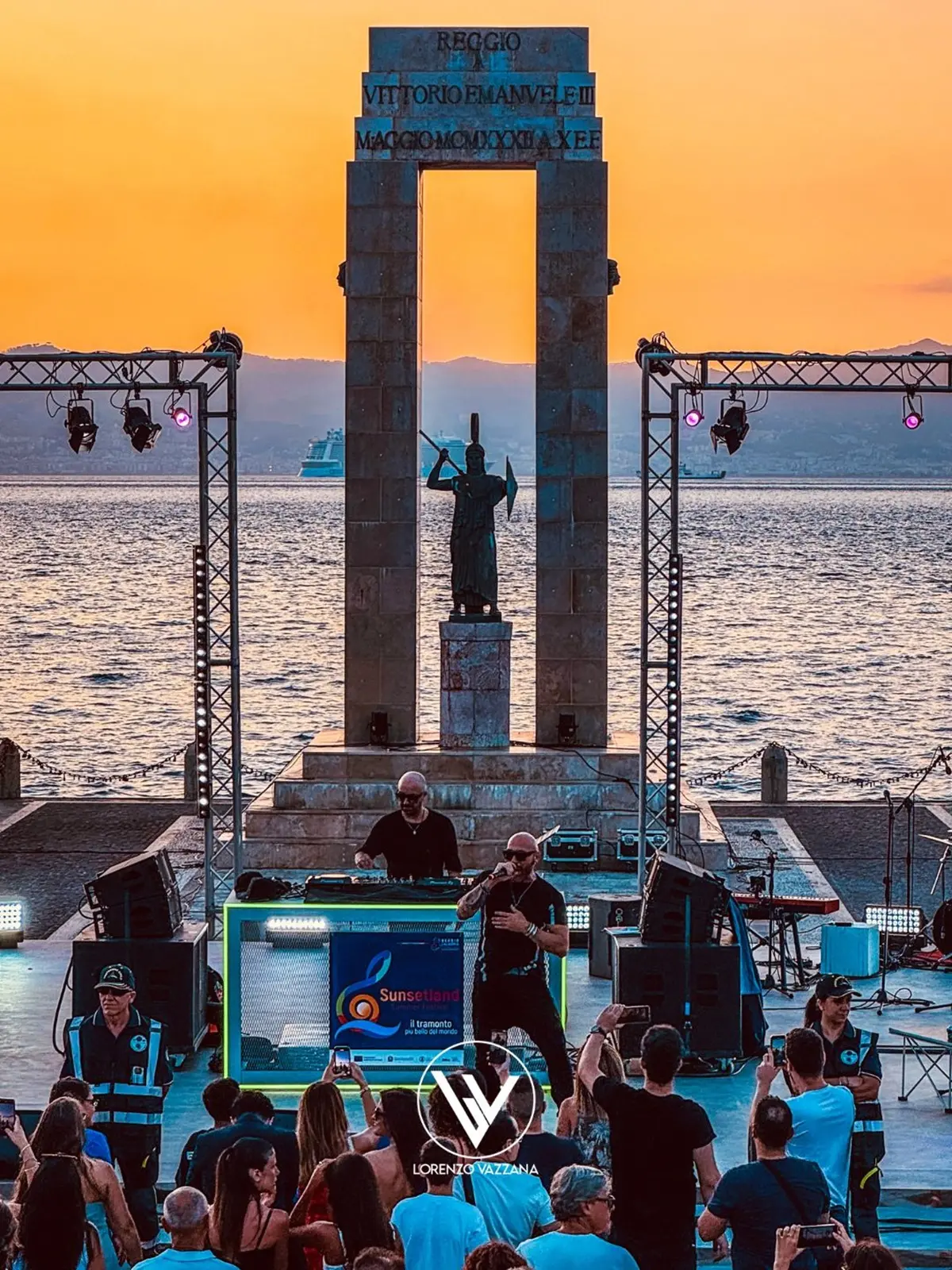LA FOTO DEL GIORNO | Musica al tramonto, il mito si accende