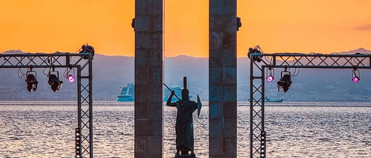 LA FOTO DEL GIORNO | Musica al tramonto, il mito si accende