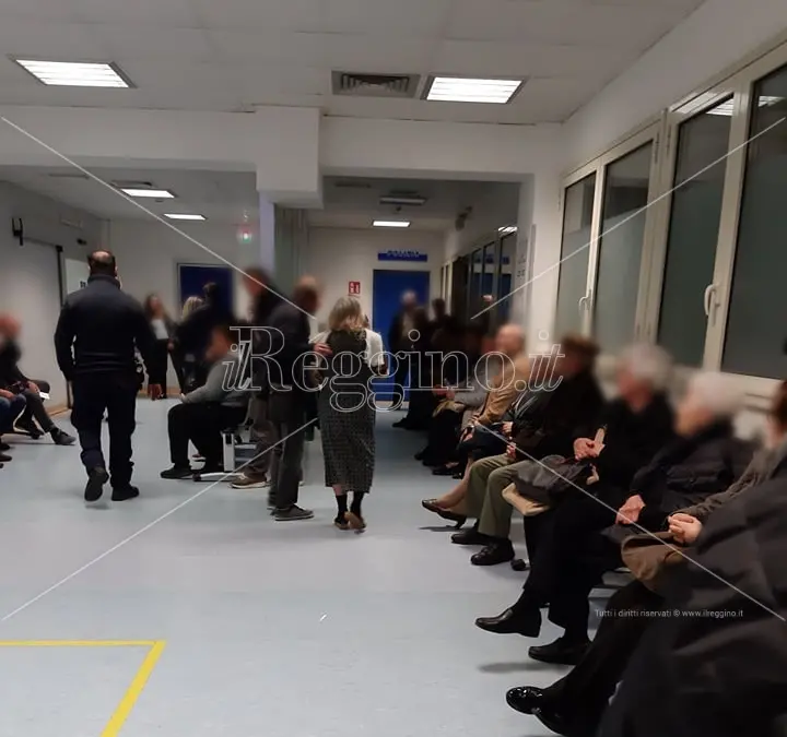 Pronto soccorso, quasi 4 ore d'attesa per le visite. In coda anche pazienti con patologie gravi