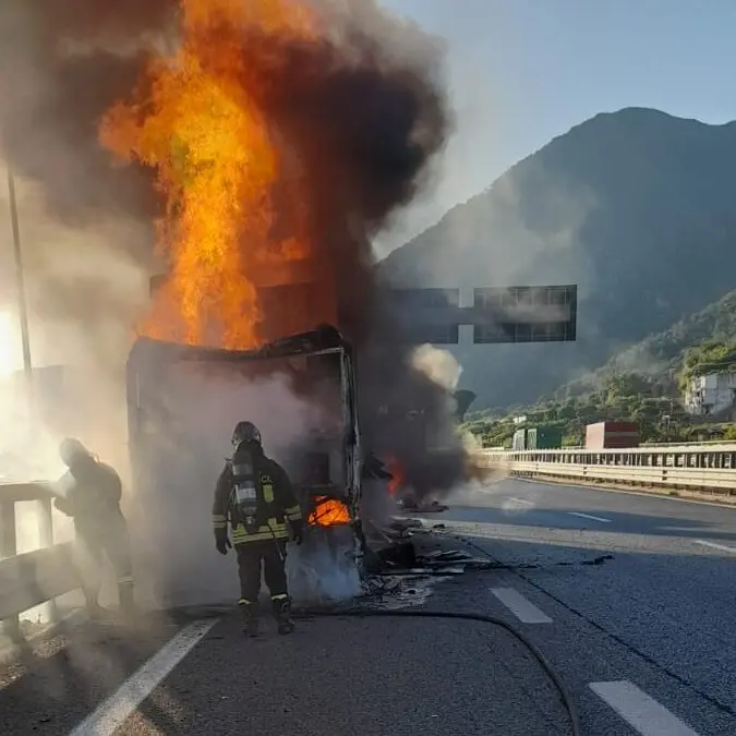 Mezzo pesante in fiamme allo svincolo di Scilla, salvo l'autista | FOTO