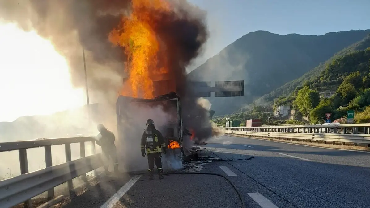 Mezzo pesante in fiamme allo svincolo di Scilla, salvo l'autista | FOTO