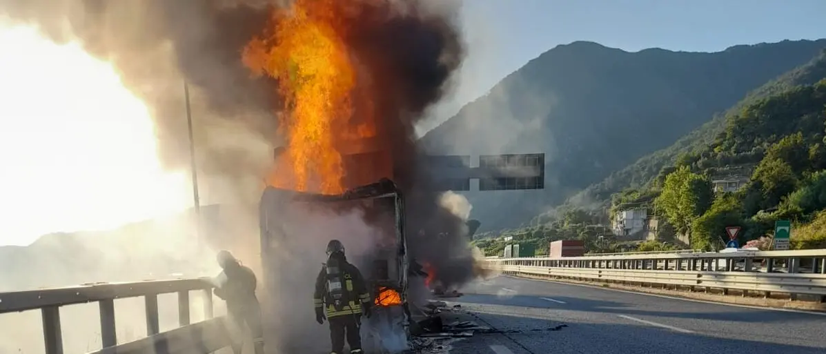 Mezzo pesante in fiamme allo svincolo di Scilla, salvo l'autista | FOTO