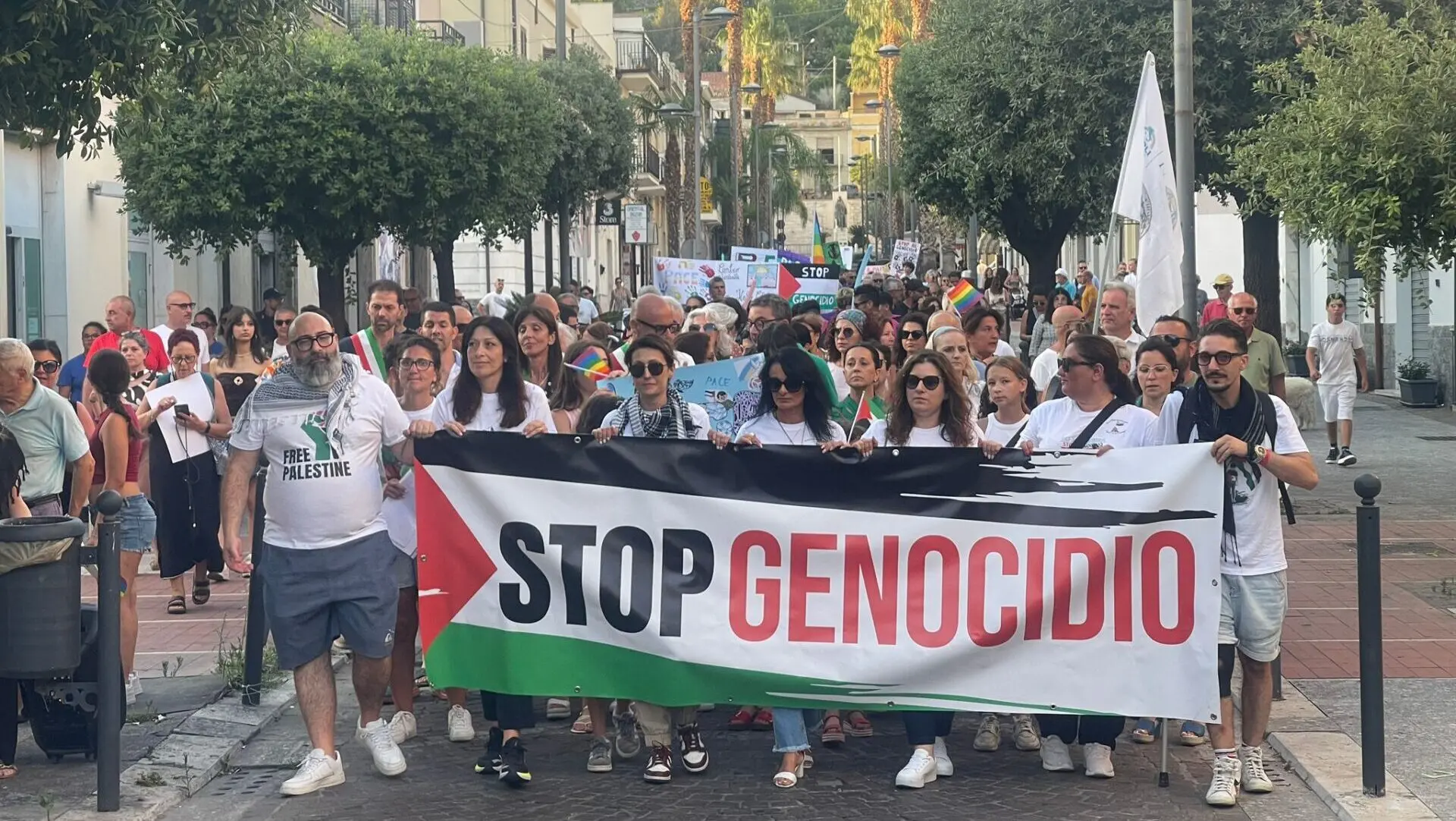 Melito chiama, la Calabria risponde: la marcia per la Palestina libera rompe il muro dell’indifferenza - FOTO