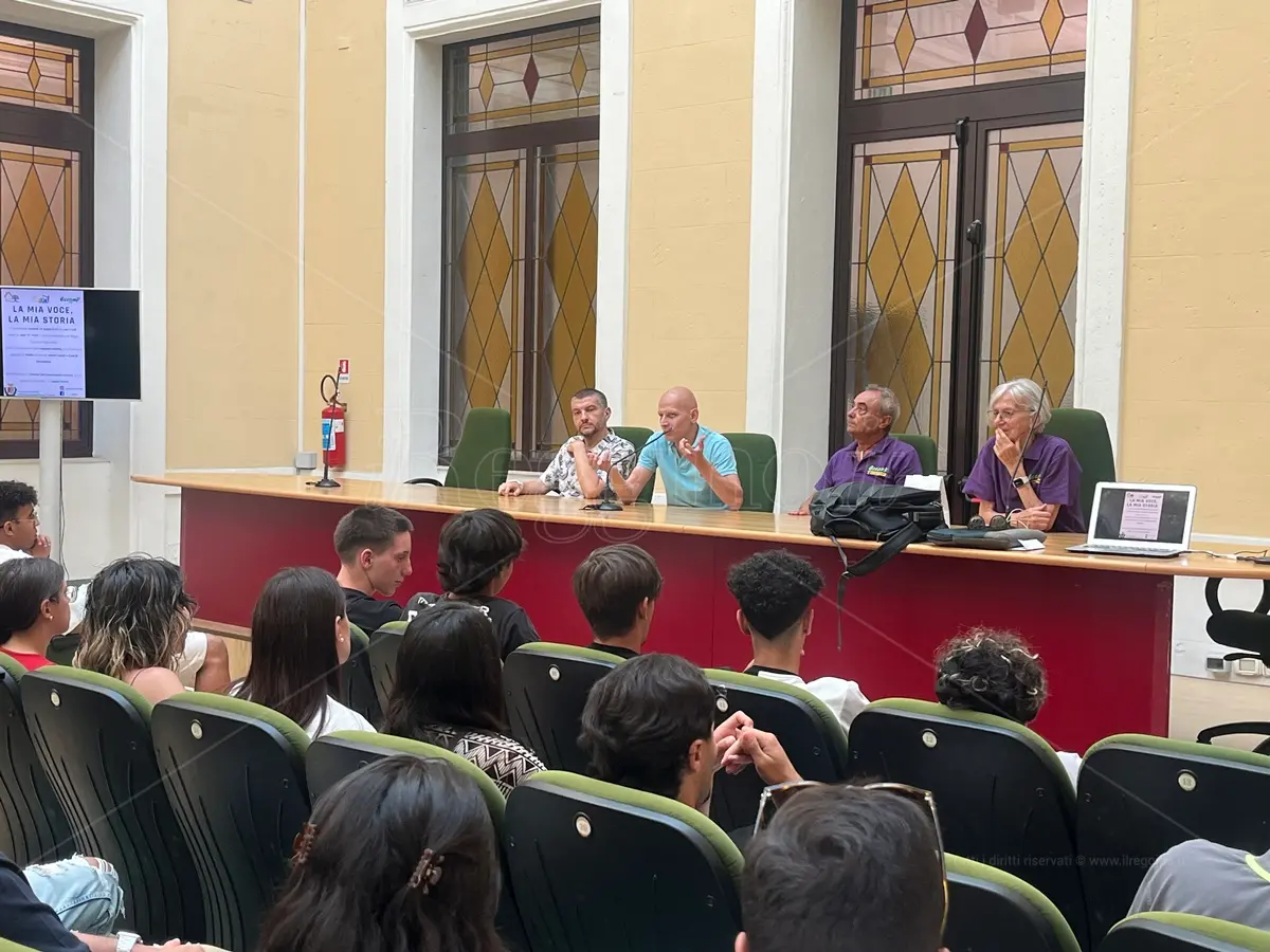 A Reggio con il “Sole sulla pelle” i giovani di casa di Benedetta cantano con Kento - VIDEO