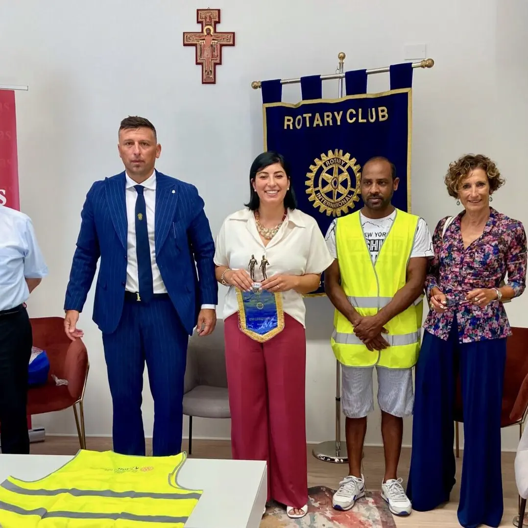 Rotary e Prefettura di Reggio consegnano alla Caritas Diocesana150 giubbotti catarifrangenti