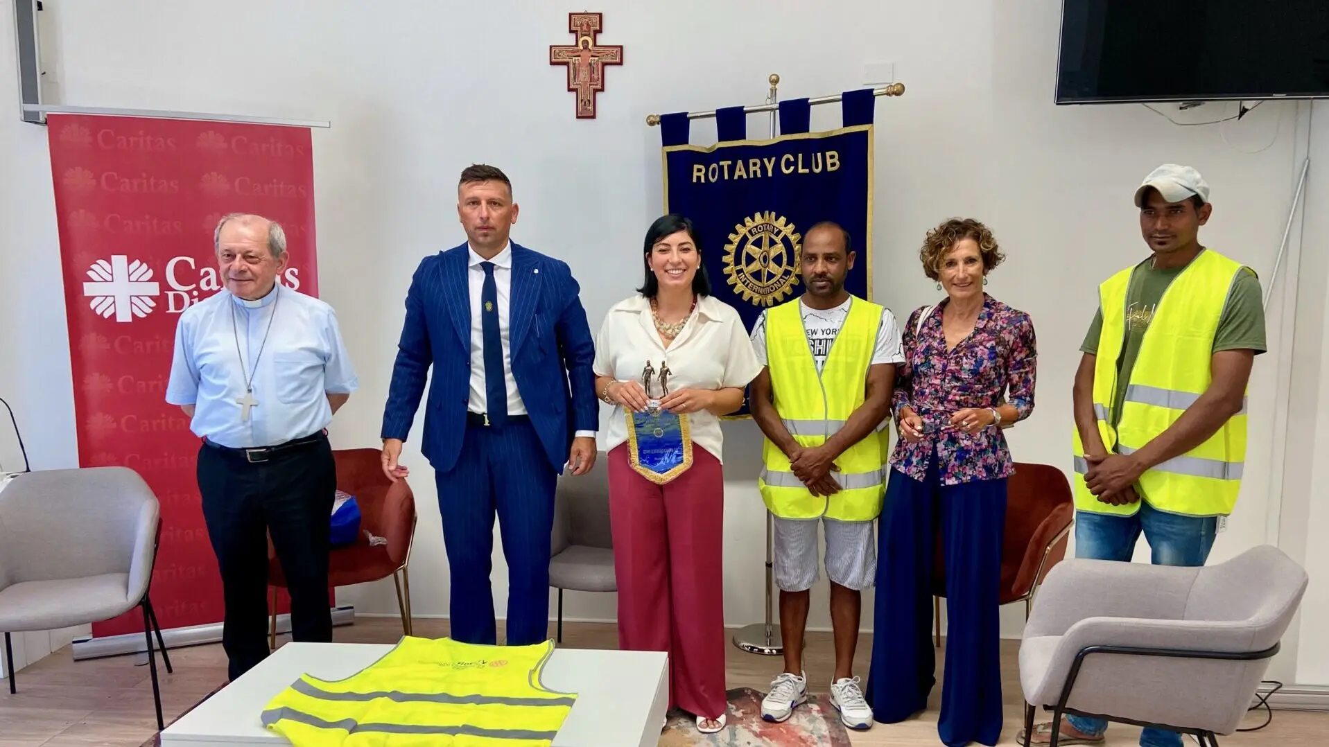 Rotary e Prefettura di Reggio consegnano alla Caritas Diocesana150 giubbotti catarifrangenti
