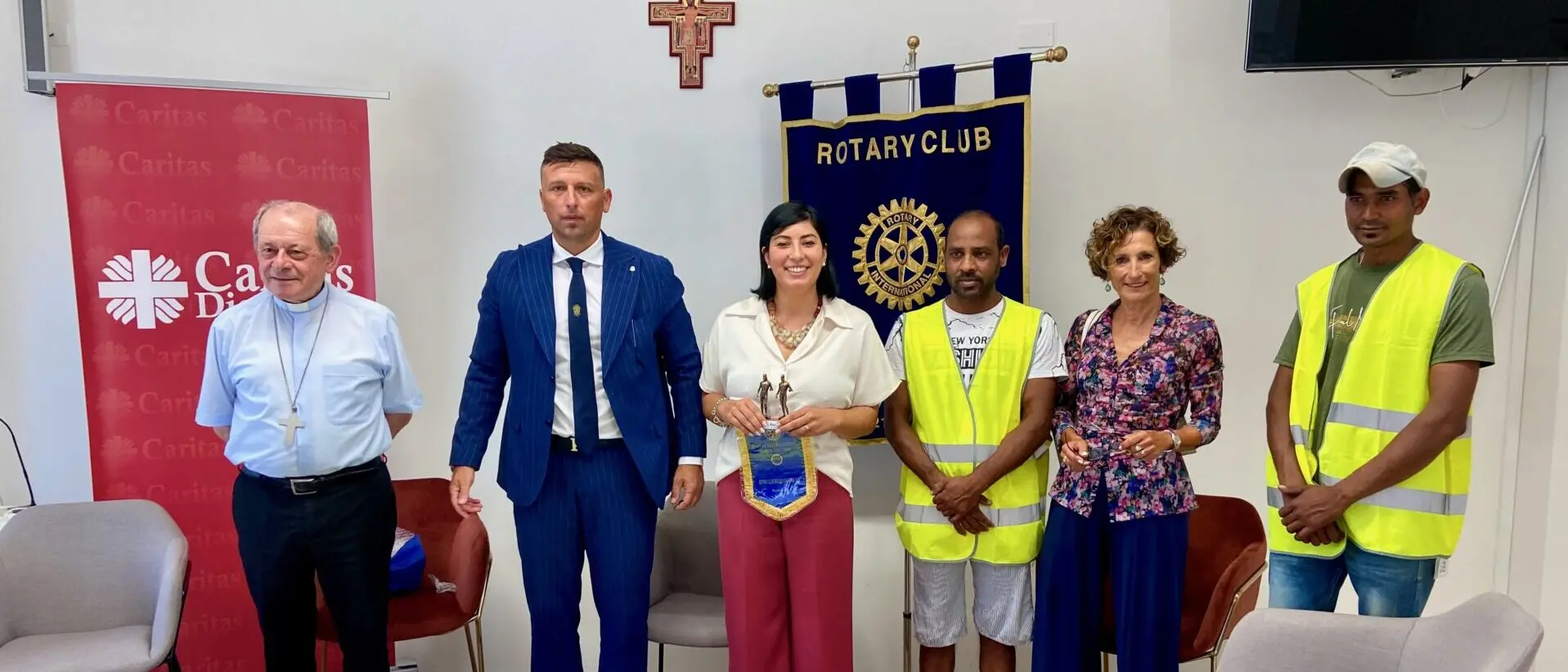 Rotary e Prefettura di Reggio consegnano alla Caritas Diocesana150 giubbotti catarifrangenti