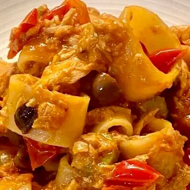 LA RICETTA DEL GIORNO | Calamarata al sugo di tonno, olive e capperi