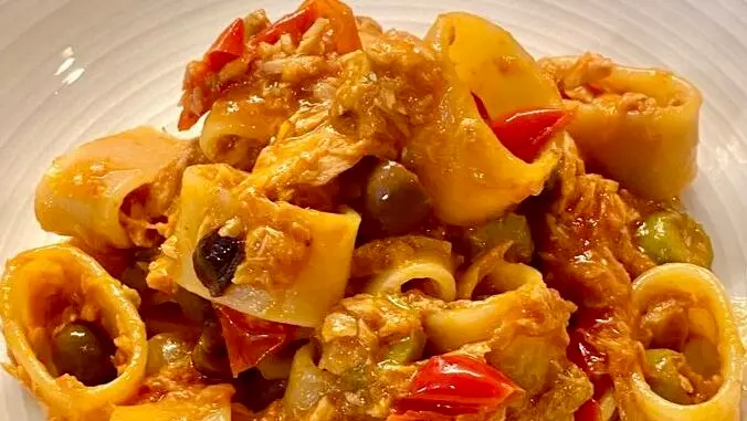 LA RICETTA DEL GIORNO | Calamarata al sugo di tonno, olive e capperi