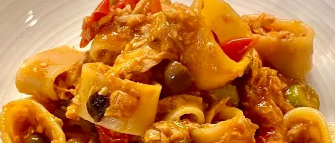 LA RICETTA DEL GIORNO | Calamarata al sugo di tonno, olive e capperi