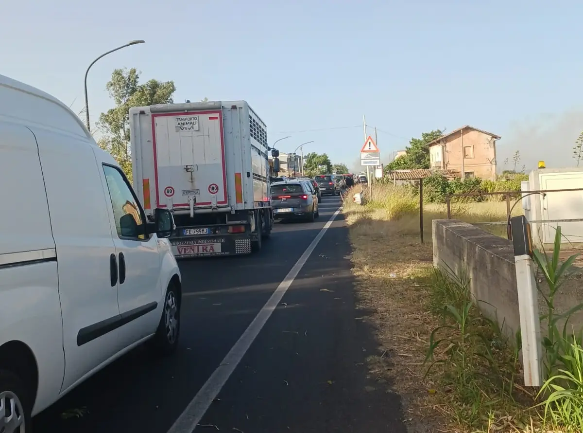 Ardore, tratto della Statale 106 chiusa al traffico a seguito di un incendio