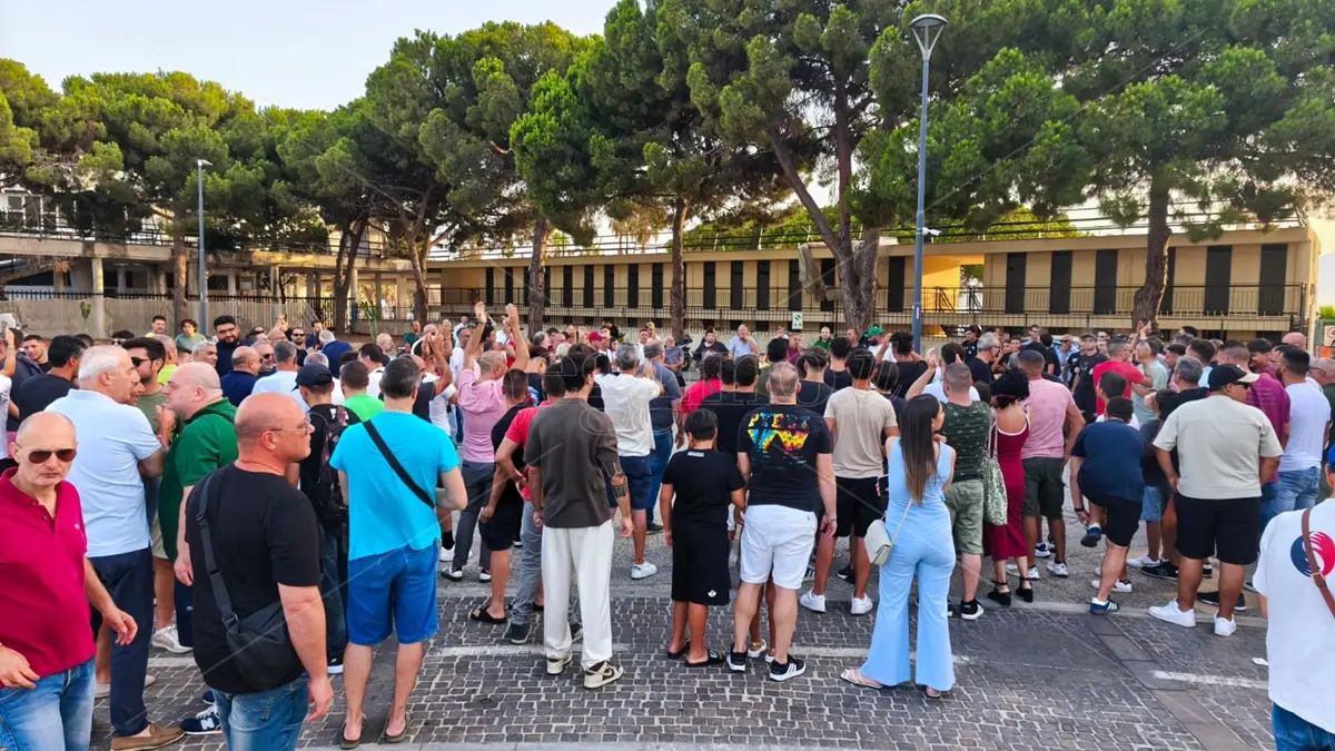 Reggina, la Curva sud scarica tutti e abbraccia la maglia: «Ci saremo» - FOTO