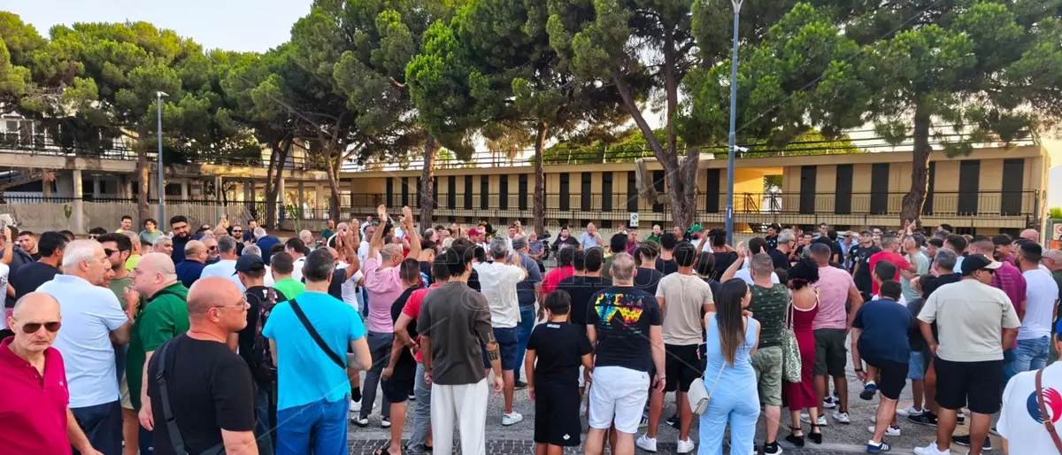 Reggina, la Curva sud scarica tutti e abbraccia la maglia: «Ci saremo» - FOTO