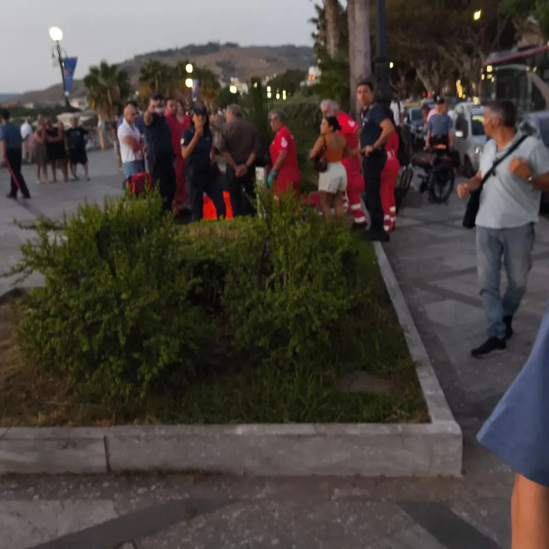 Reggio, un ciclista riverso ed esanime in via Marina