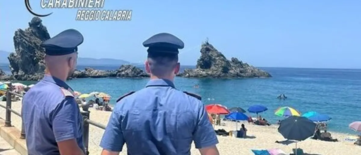 Due Carabinieri eroi salvano due bambine in balia del mare a Palmi: la più grande è grave, resta in coma farmacologico - VIDEO