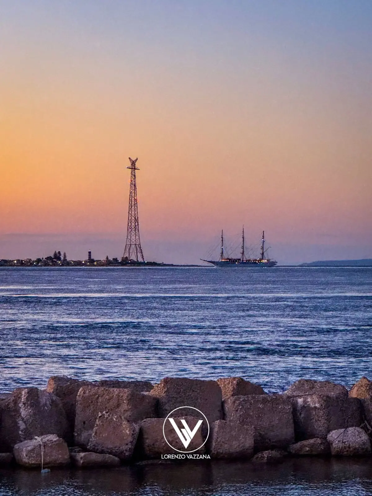 LA FOTO DEL GIORNO | Tra Faro e Vele: l’incanto dello Stretto