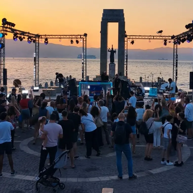 Sunsetland: il tramonto reggino è con il local DJ Gianfry e il sax di Demetrio Fortugno. Domani 9 agosto in scena Dj Flash