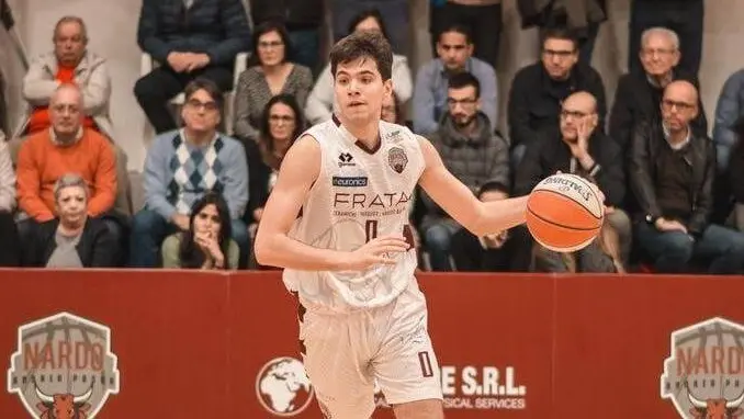 Basket Viola, Simone Fiusco in canotta neroarancio