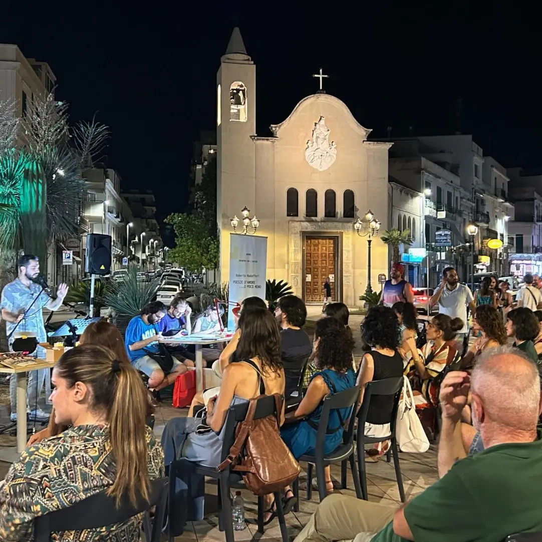 RegalaunaPoesia, emozioni in piazza con Roberto Modafferi: chiusura intensa il 24 luglio a Piazza del Carmine