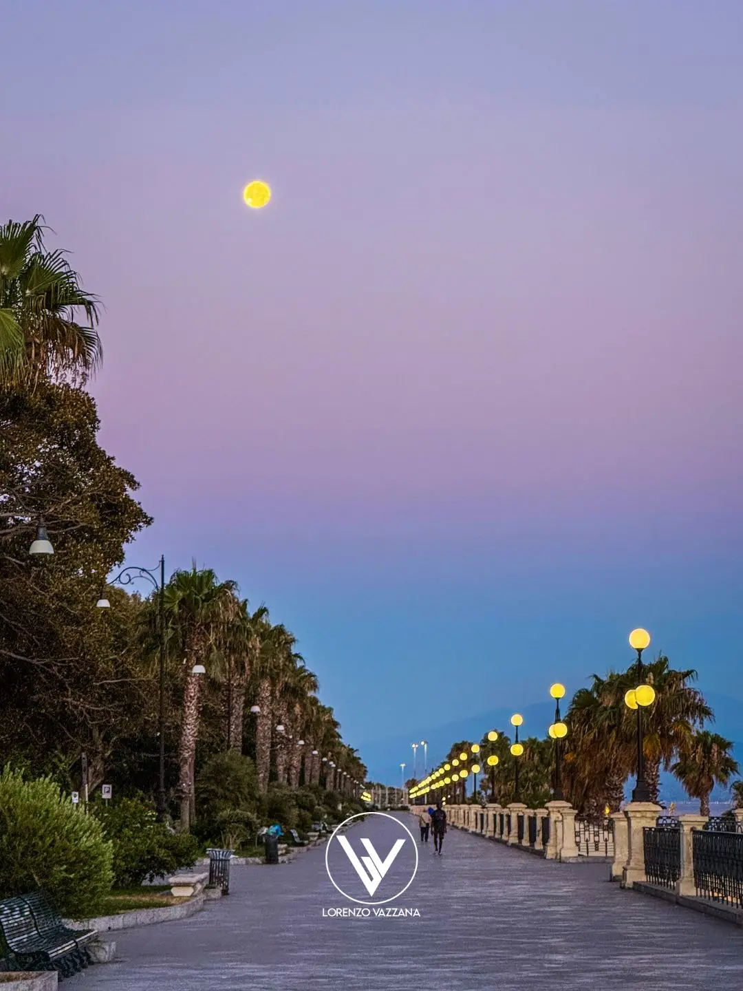 LA FOTO DEL GIORNO | L’alba e la luna sul chilometro più bello d’Italia