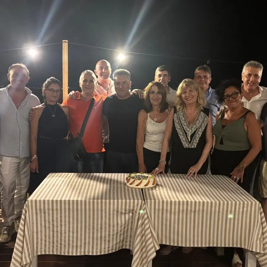 Reggio, ritrovarsi dopo 40 anni: l’emozione dei compagni di scuola dell’Istituto “Righi”