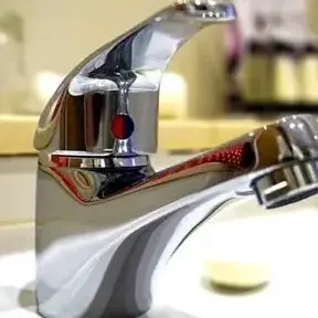 Rubinetti a secco a Palmi. Cittadini adirati. Il sindaco: «Serie di guasti imprevisti»