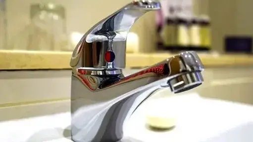 Rubinetti a secco a Palmi. Cittadini adirati. Il sindaco: «Serie di guasti imprevisti»