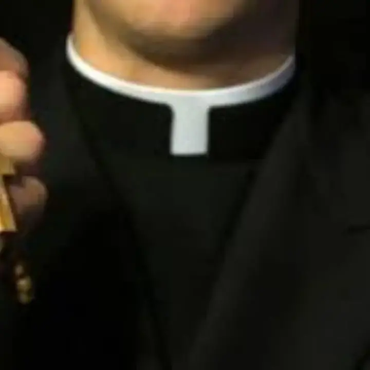 Sacerdote scoperto in sacrestia con una donna: a beccarli…\u00A0Il marito di lei\n