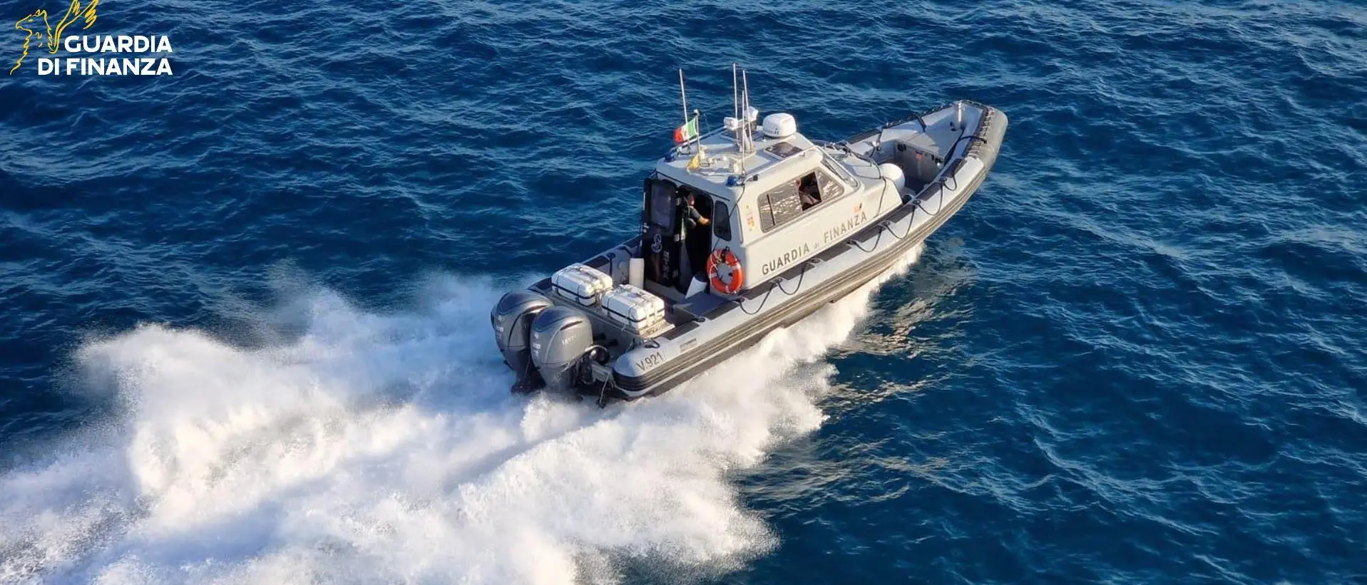 Salvato un giovane alla deriva su un acquascooter: intervento della Guardia di Finanza al largo di Marina di Gioiosa Jonica
