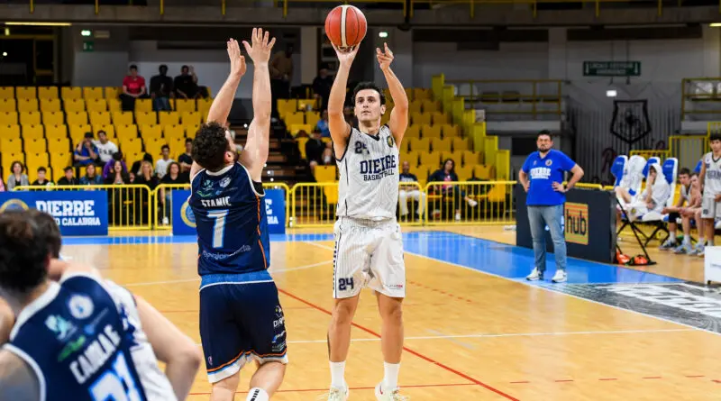Basket, la Dierre rinnova l’accordo con il cestista Fabio Fazzari