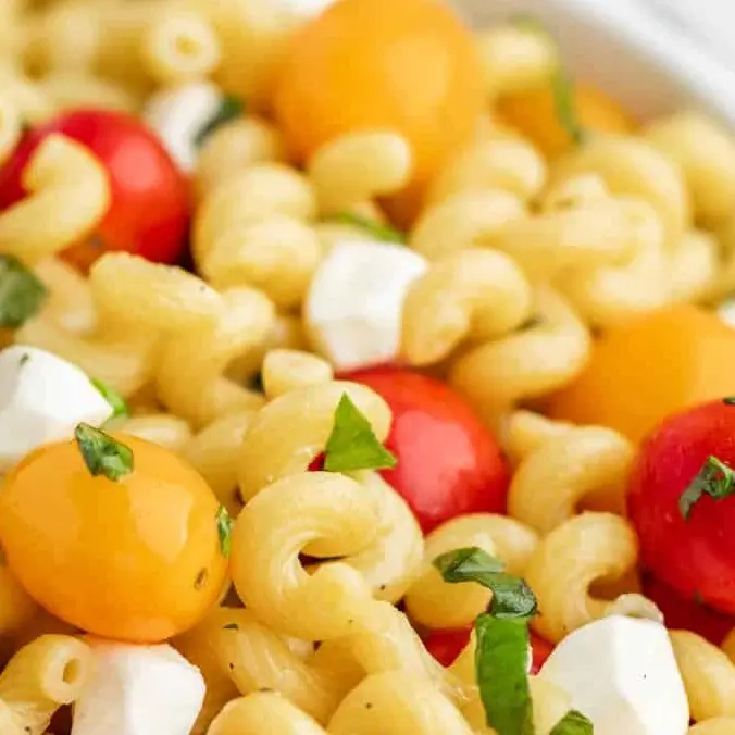 LA RICETTA DEL GIORNO | Pasta fredda alla caprese: il primo piatto dell’estate
