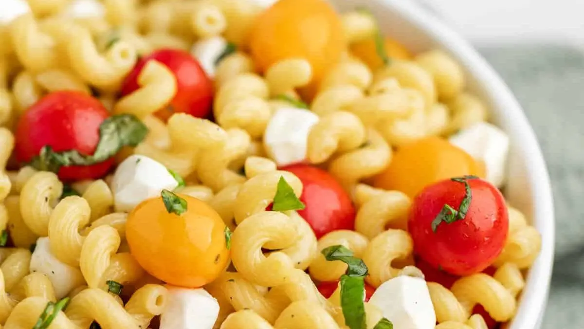 LA RICETTA DEL GIORNO | Pasta fredda alla caprese: il primo piatto dell’estate