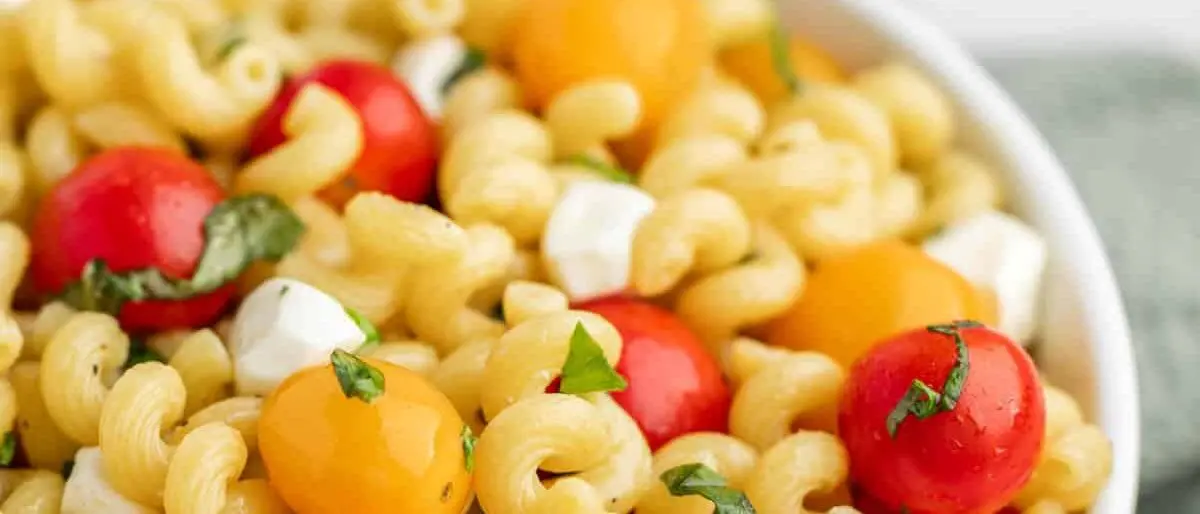 LA RICETTA DEL GIORNO | Pasta fredda alla caprese: il primo piatto dell’estate
