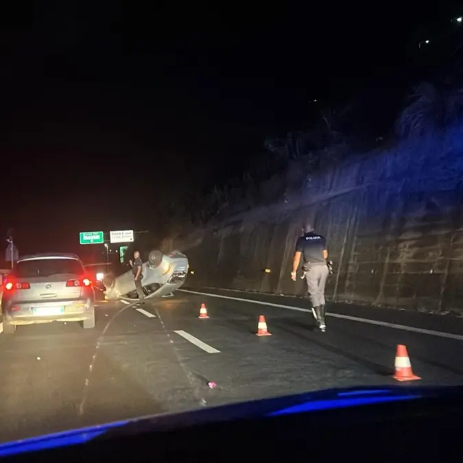 Reggio, nella notte auto si ribalta sull'A2- VIDEO