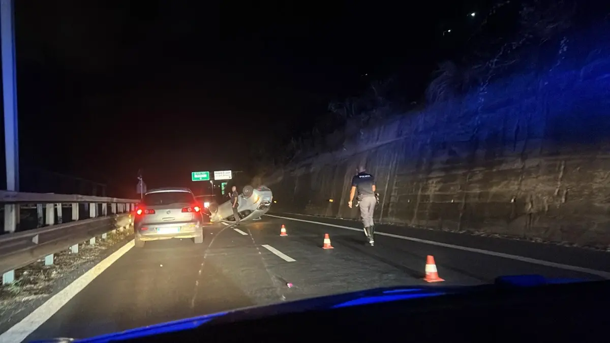 Reggio, nella notte auto si ribalta sull'A2- VIDEO