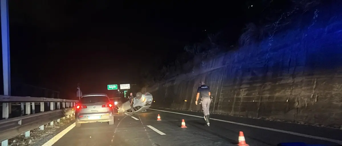 Reggio, nella notte auto si ribalta sull'A2- VIDEO
