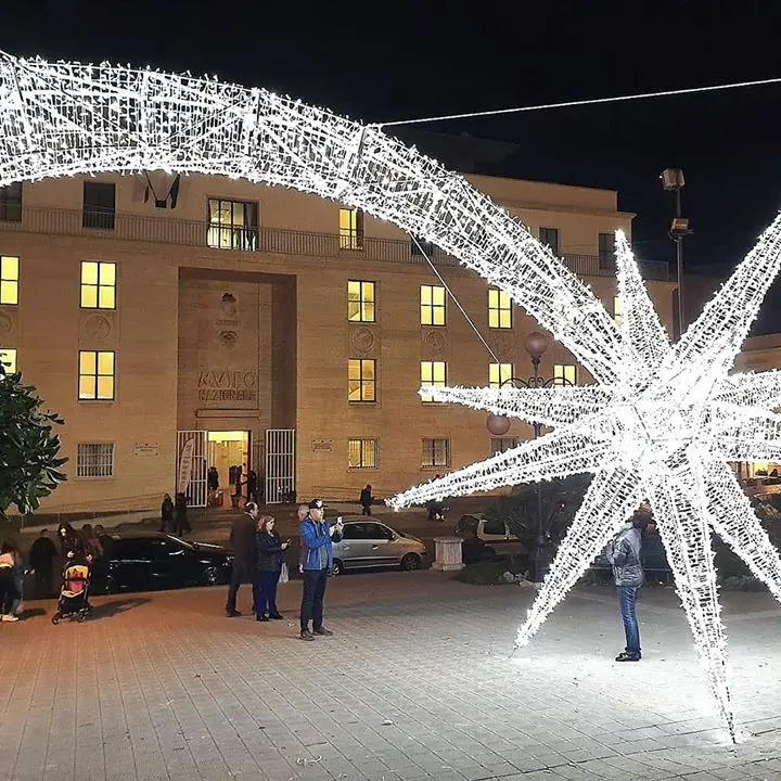 Una stella cometa illumina piazza De Nava