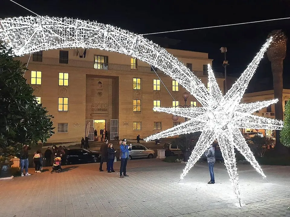 Una stella cometa illumina piazza De Nava