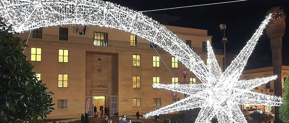 Una stella cometa illumina piazza De Nava